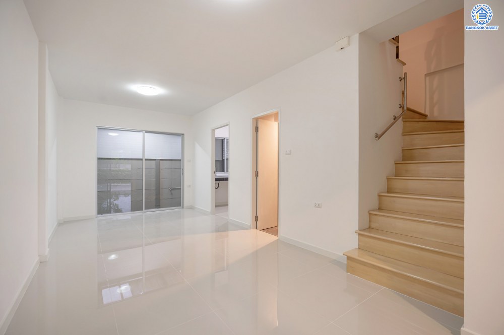 บ้านมือสองตกแต่งใหม่ โครงการ ลุมพินีทาวน์วิลล์ ราชพฤกษ์-นครอินทร์ เนื้อที่ 17.5 ตร.ว. ฟังก์ชัน 3 ห้องนอน 2 ห้องน้ำ 1 ที่จอดรถ บรรยากาศโครงการมีความเป็นส่วนตัว หน้าบ้านไม่ชนใคร พร้อมสิ่งอำนวยความสะดวกโครงการครบครัน บนทำเลดีเชื่อมต่อเข้าเมืองได้ง่าย ทั้งถนนราชพฤกษ์ ถนนนครอินทร์ จุดขึ้นทางด่วน "ศรีรัช"